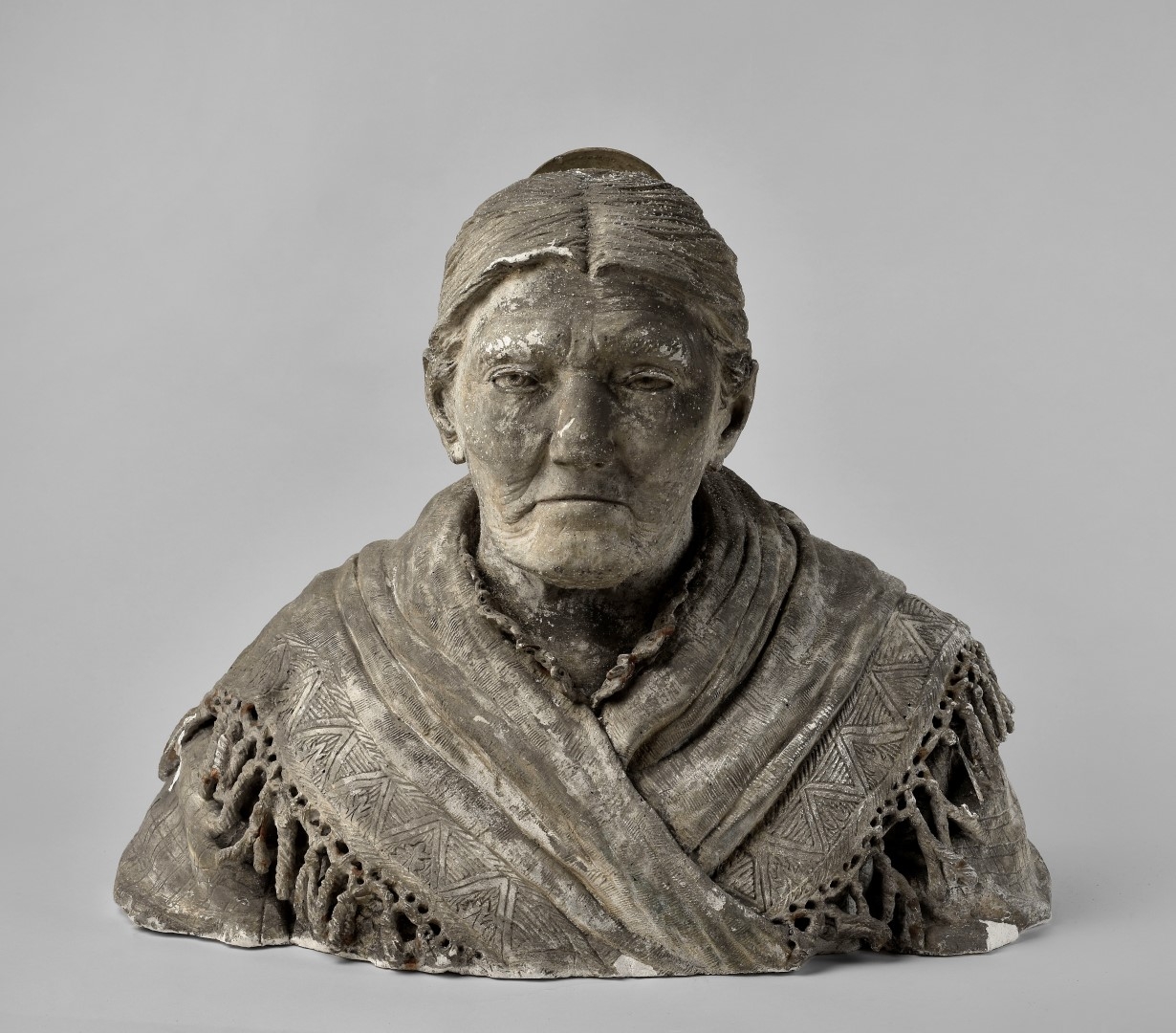 Statue de buste de vieille femme vêtue d'un châle, musées de Strasbourg, photo M. Bertola