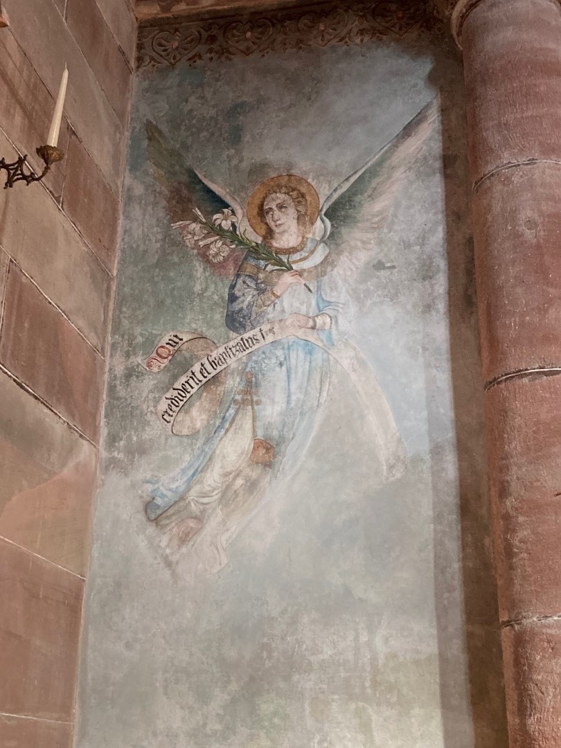 Ange tenant un lys et un phylactère, abbatiale de Neuwiller-lès Saverne.